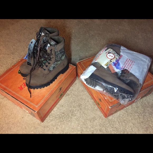 Brand new youth size 2 insulated waterproof boots. - Picture 1 of 6